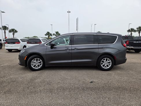 Used 2023 Chrysler Voyager LX FWD image 4