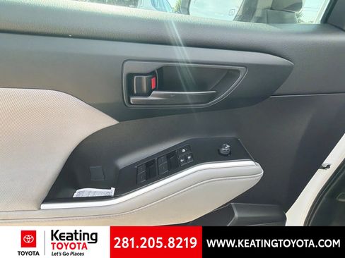 Used 2023 Toyota Highlander LE AWD/4WD image 13