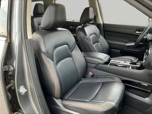 Used 2024 Nissan Pathfinder SL w/ SL Premium Package FWD image 32
