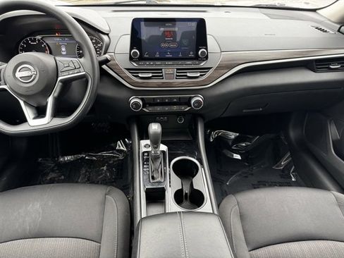 Used 2024 Nissan Altima 2.5 SV image 2