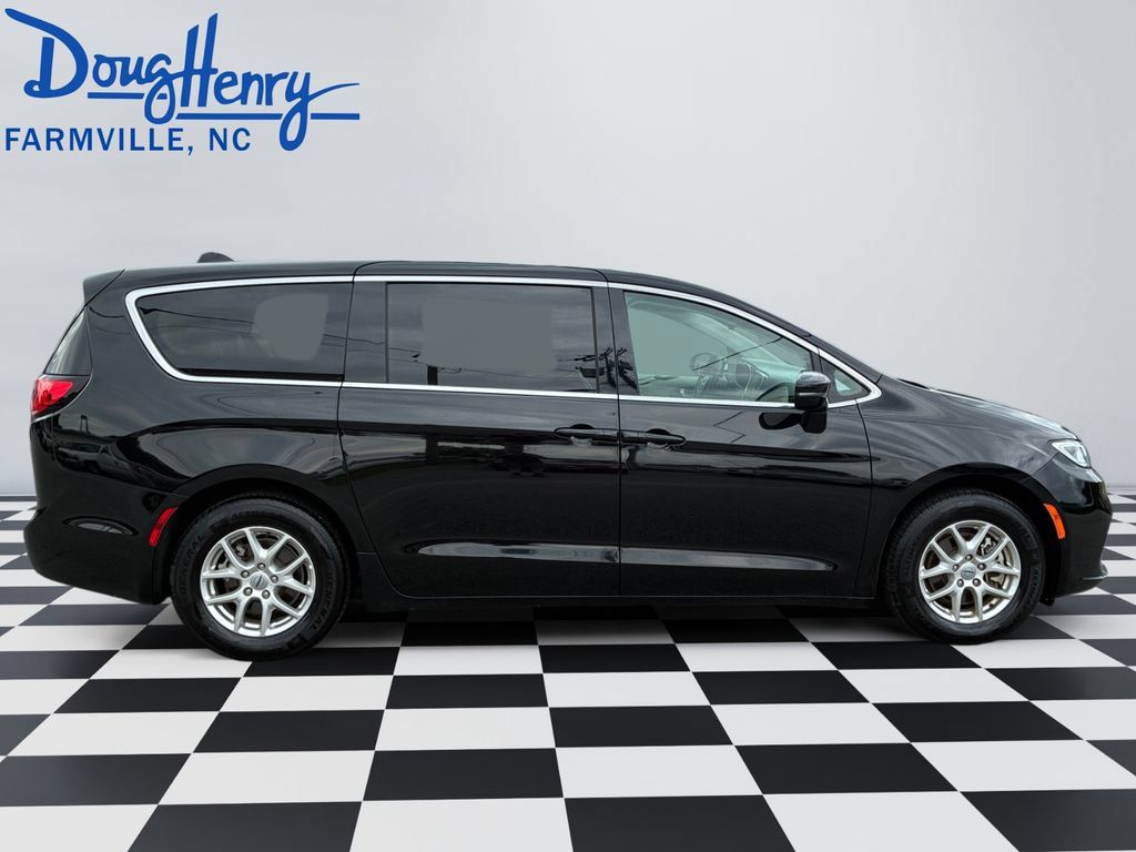 Used 2024 Chrysler Pacifica Touring-L FWD image 6