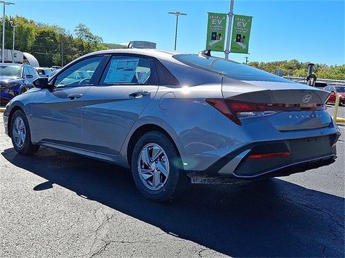 New 2026 Hyundai Elantra SE image 3
