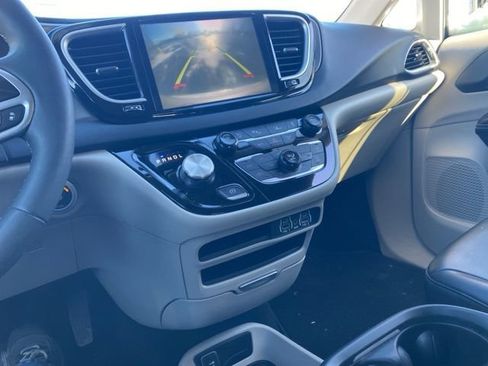 Certified 2023 Chrysler Pacifica Touring-L image 53