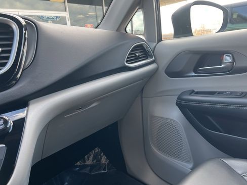 Used 2023 Chrysler Pacifica Touring-L image 36