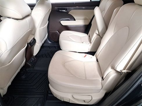 Used 2021 Toyota Highlander Limited image 12