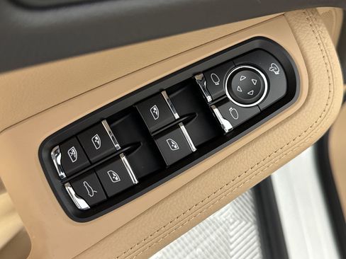 Certified 2025 Porsche Macan image 13