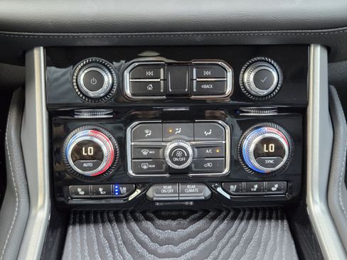 Used 2024 GMC Yukon Denali RWD image 16