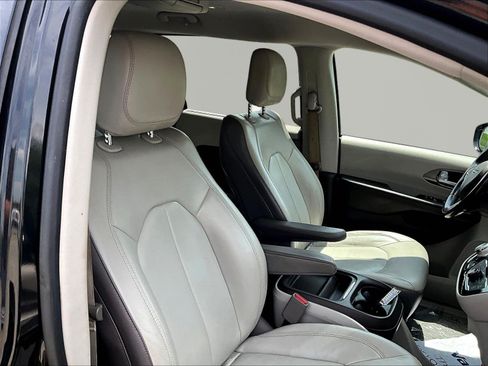 Used 2017 Chrysler Pacifica Touring-L FWD image 29