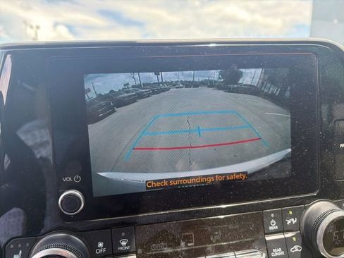 Used 2023 Toyota Highlander XLE FWD image 7