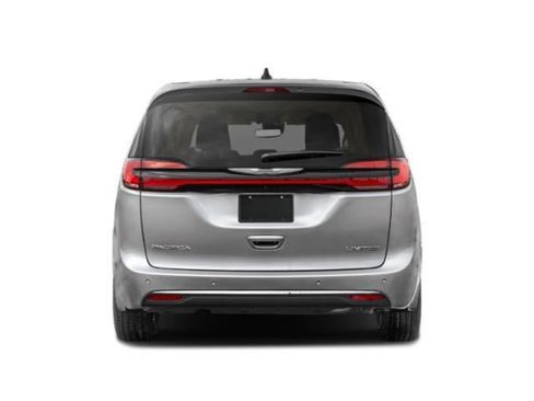 Used 2024 Chrysler Pacifica Pinnacle FWD image 5