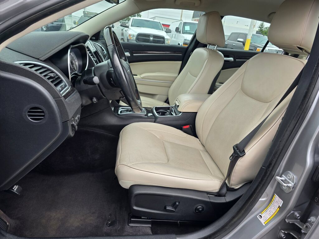 Used 2018 Chrysler 300 Limited AWD/4WD image 21