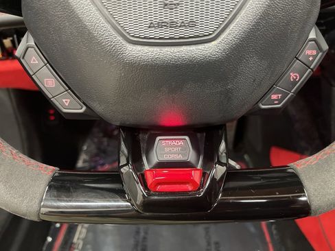 Used 2020 Lamborghini Huracan EVO image 19