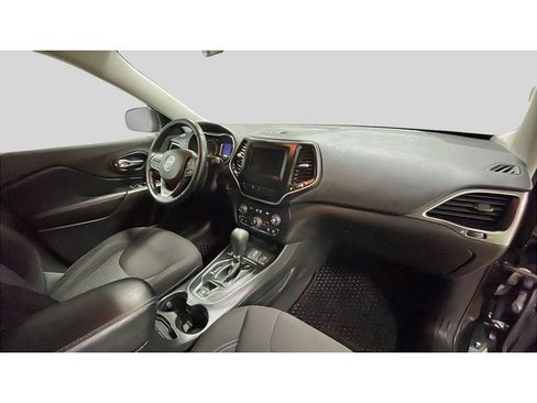 Used 2020 Jeep Cherokee Latitude w/ Cold Weather Group image 17