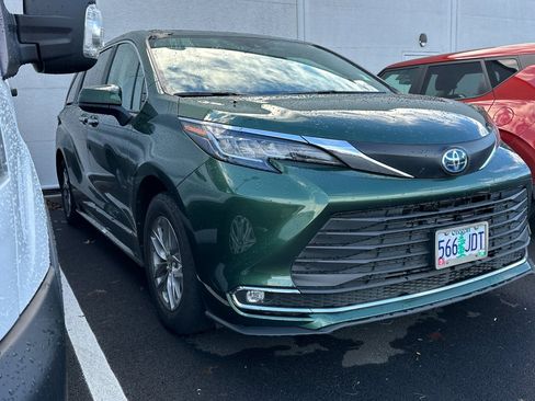 Used 2021 Toyota Sienna XLE image 2