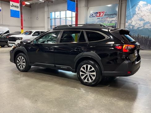Used 2023 Subaru Outback Premium AWD/4WD image 3