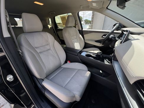 Used 2025 Nissan Rogue SV FWD image 38