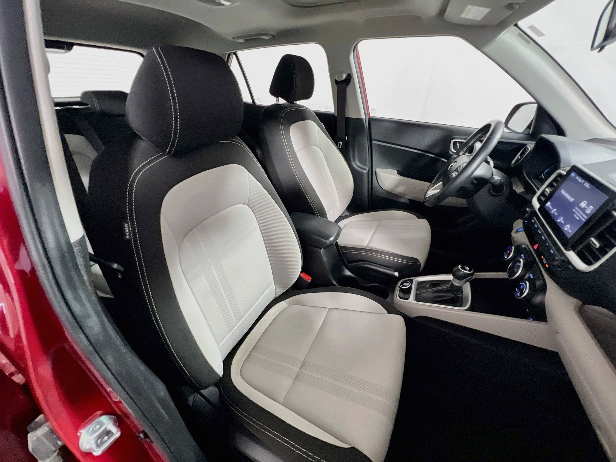 Used 2025 Hyundai Venue SEL FWD image 30