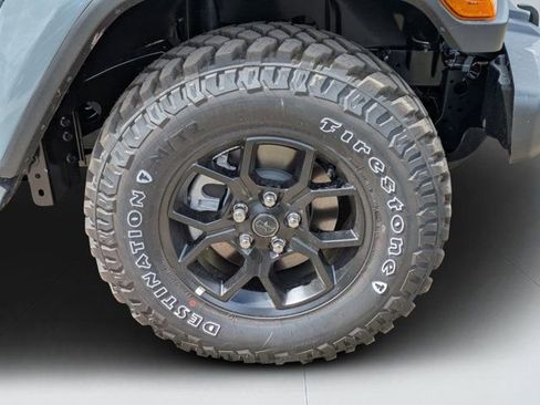 Used 2025 Jeep Gladiator Sport image 9