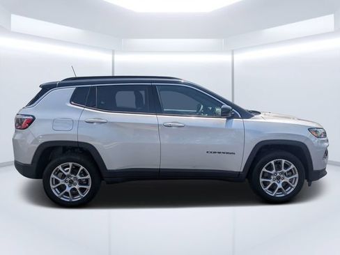 Used 2025 Jeep Compass Limited AWD/4WD image 2