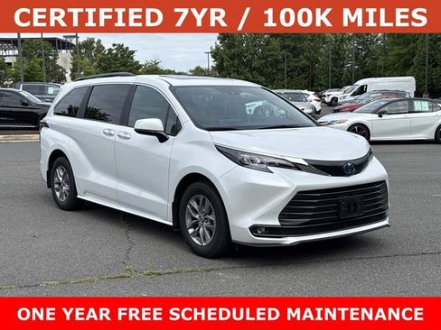Used 2025 Toyota Sienna XLE FWD image 1