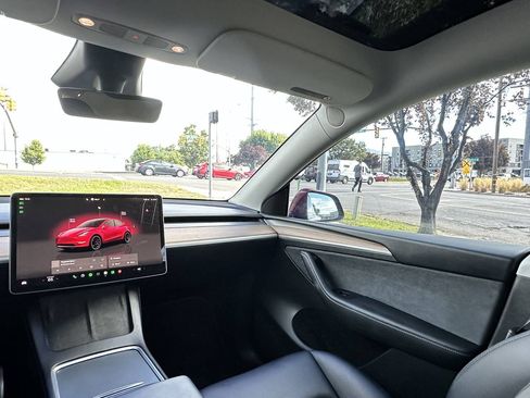 Used 2025 Tesla Model Y Performance AWD/4WD image 31