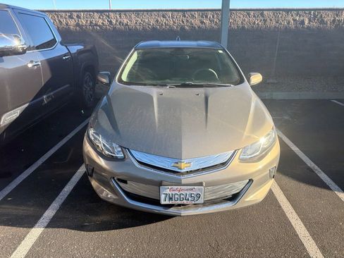 Used 2017 Chevrolet Volt LT w/ Comfort Package FWD image 2