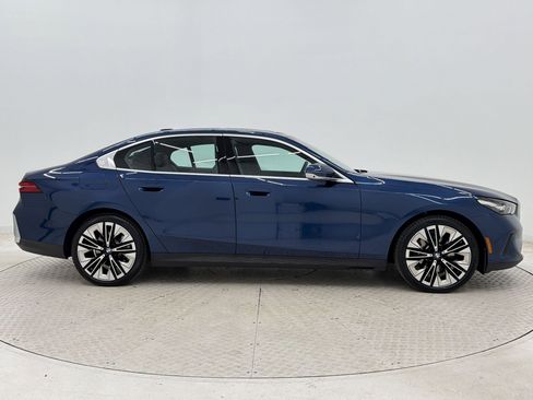 Used 2025 BMW 530i w/ Premium Package RWD image 8