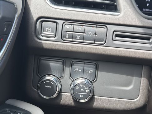 Used 2023 GMC Yukon SLT w/ SLT Luxury Package RWD image 33