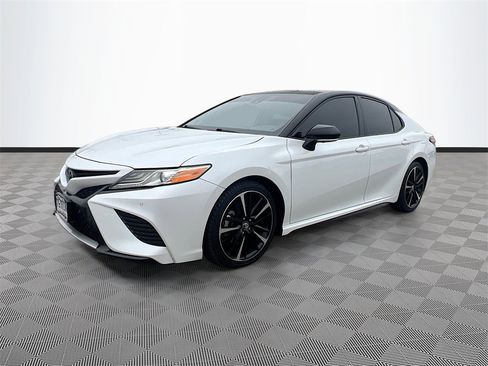 Used 2020 Toyota Camry XSE image 3