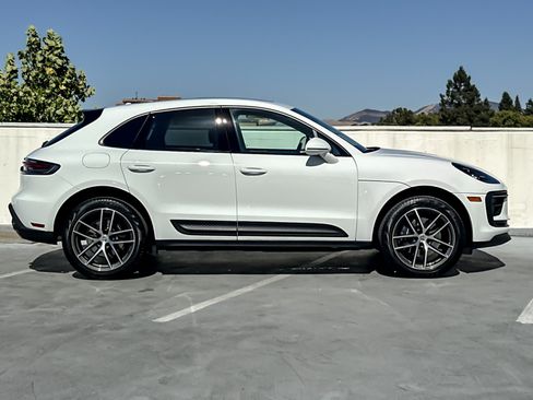 Certified 2026 Porsche Macan AWD/4WD image 9