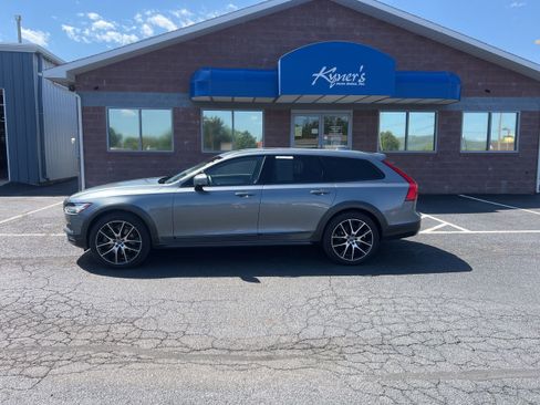 Used 2019 Volvo V90 T6 Cross Country w/ Advanced Package AWD/4WD image 3