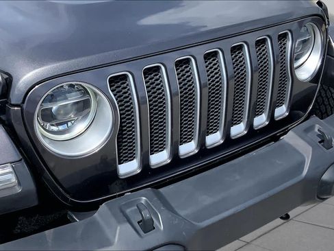 Used 2018 Jeep Wrangler Unlimited Sahara AWD/4WD image 30