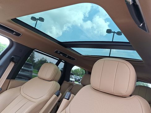 New 2025 Land Rover Range Rover SE image 11