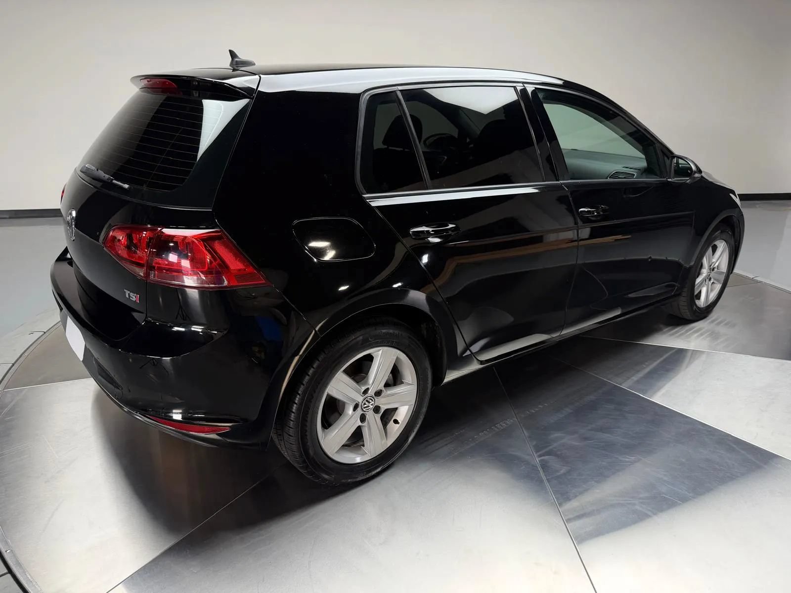 Used 2017 Volkswagen Golf S FWD image 2