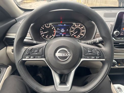 Used 2025 Nissan Altima 2.5 SV image 12