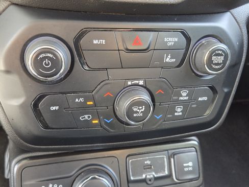 Used 2022 Jeep Renegade Latitude AWD/4WD image 28