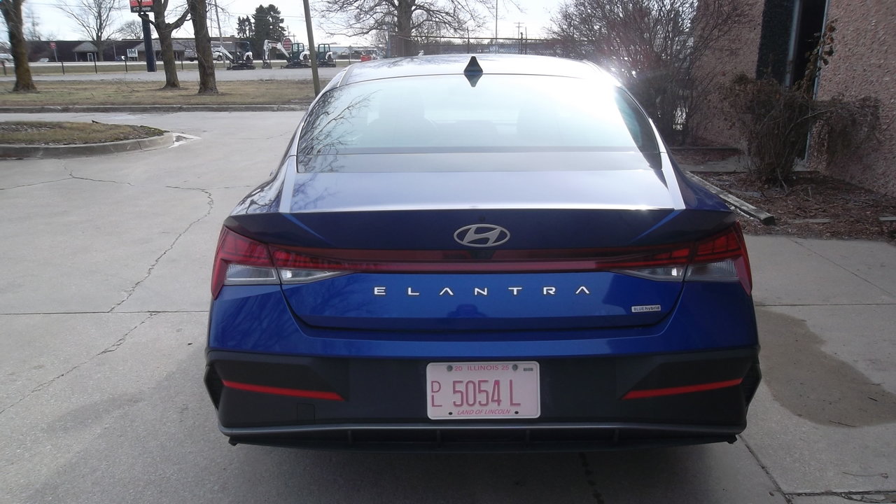 Used 2025 Hyundai Elantra Hybrid FWD image 5