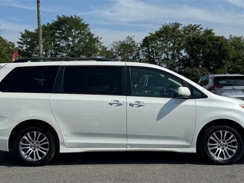 Used 2020 Toyota Sienna XLE Premium FWD image 3