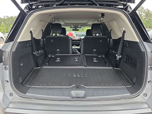 New 2026 Nissan Pathfinder Platinum FWD image 18