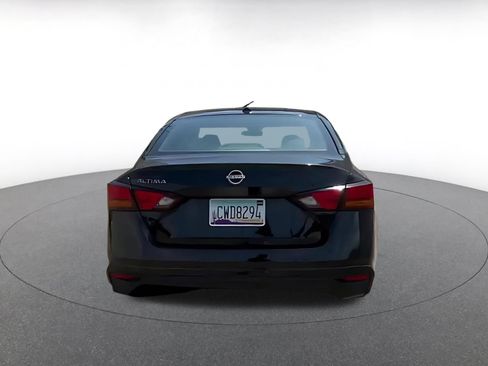 Used 2025 Nissan Altima 2.5 SV FWD image 12
