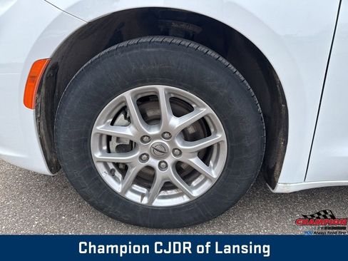 Used 2024 Chrysler Pacifica Touring-L image 10