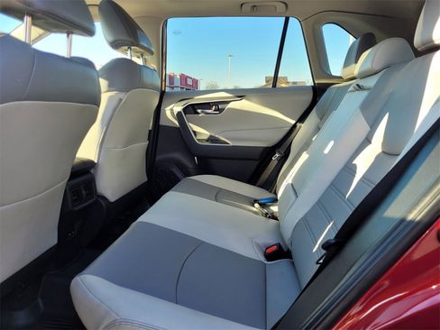 Used 2022 Toyota RAV4 XLE Premium image 5