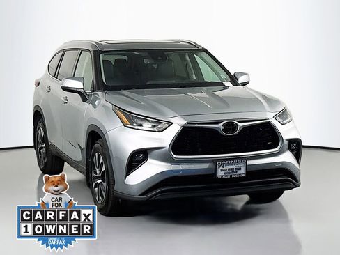 Used 2021 Toyota Highlander XLE image 1