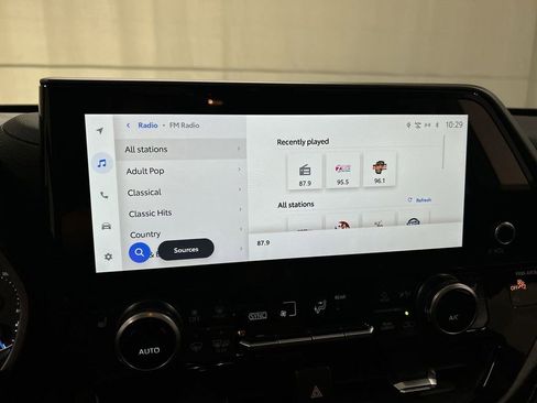 Used 2025 Toyota Highlander XLE image 14