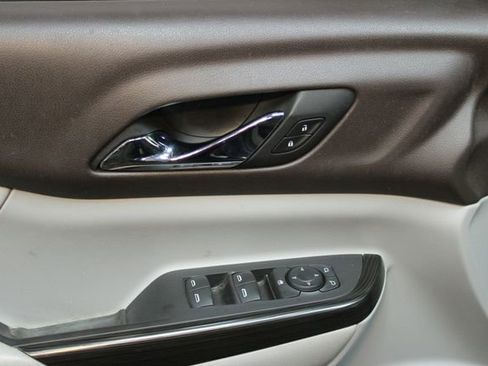 Used 2018 GMC Acadia SLT image 16