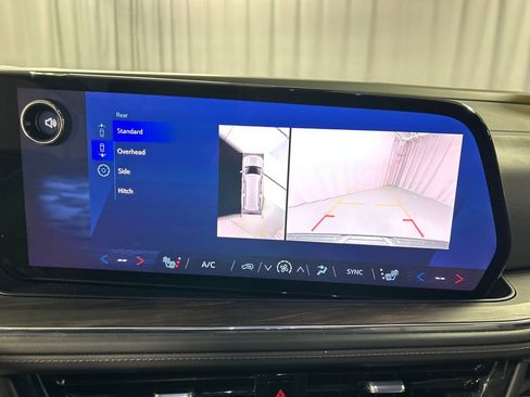 Used 2025 Chevrolet Suburban Z71 image 18