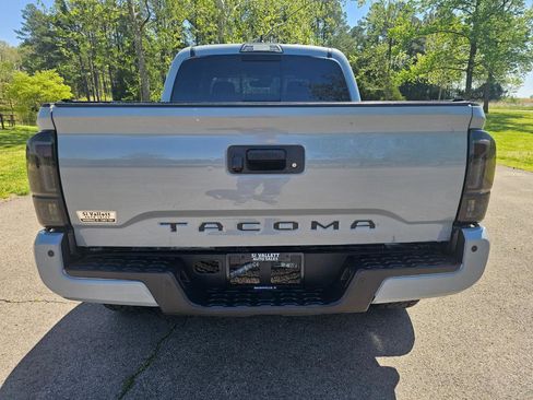 Used 2019 Toyota Tacoma TRD Off-Road AWD/4WD image 7