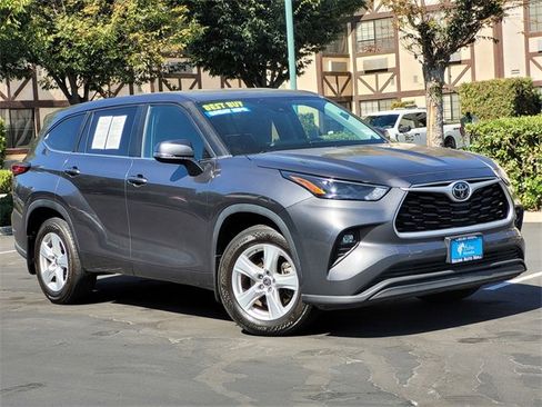 Used 2023 Toyota Highlander LE image 2
