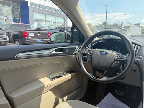 Used 2019 Ford Fusion SE FWD image 26