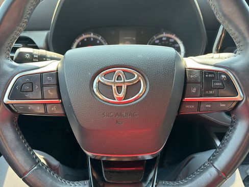 Used 2021 Toyota Highlander LE AWD/4WD image 9